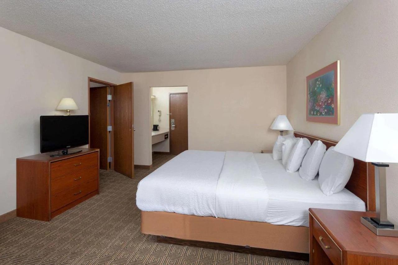 Norwood Inn & Suites Indianapolis East Post Drive Exteriör bild